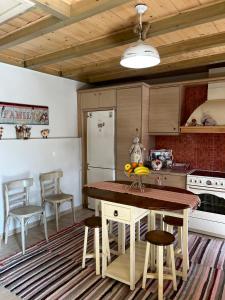 卡尔派尼西翁Petrameli的厨房配有桌椅和冰箱。