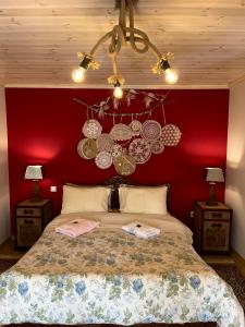 卡尔派尼西翁Petrameli的一间卧室设有一张红色墙壁的大床