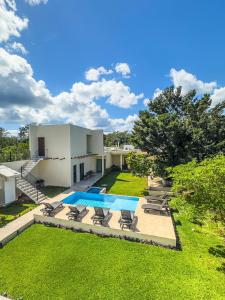科苏梅尔Villas Mar Turquesa Cozumel的享有带游泳池的房屋的空中景致