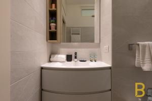 米兰BePlace Apartments in Gioia的浴室设有白色水槽和镜子