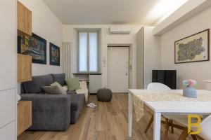 米兰BePlace Apartments in Gioia的客厅配有沙发和桌子