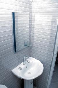 达累斯萨拉姆Swahili Homes- Ada Estate的一间带水槽和镜子的浴室