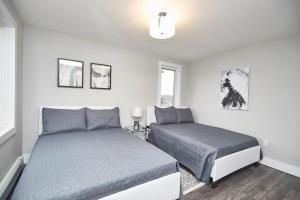 尼亚加拉瀑布Clifton Hill Hideaway 3A - Two Bedroom Condo的一间卧室设有两张床和窗户。