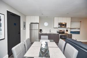 尼亚加拉瀑布Clifton Hill Hideaway 3A - Two Bedroom Condo的厨房以及带桌椅的用餐室。