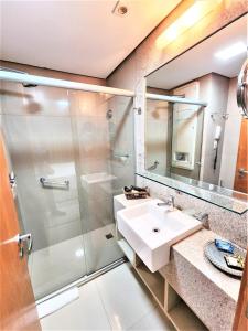 巴西利亚Bloco A AP 310 · Hotel Jade, Park Sul vista livre的一间带水槽和淋浴的浴室