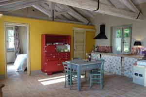 VignaleLocanda degli Ultimi的厨房配有桌子和红色橱柜
