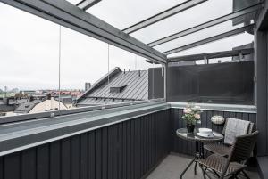 赫尔辛基Citykoti X 2ndhomes Downtown Studios的屋顶阳台配有桌椅