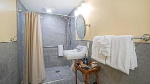 马拉松古伦斯海滨度假酒店的带淋浴、盥洗盆和镜子的浴室