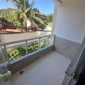 里约热内卢POUSADA PARAISO da BARRA DA TIJUCA的享有棕榈树景致的阳台