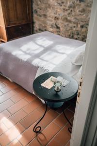卡夏纳泰尔梅乐瓦利农场酒店的一张床,床边有桌子