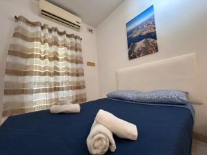 斯利马Seaview Serenity 3-Bedroom Apt view over Valletta Harbour的一间卧室配有蓝色的床和毛巾