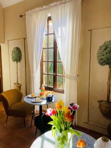 托尔雷莱威尔德梅尔旅馆的客厅配有桌子和窗户