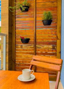邦比尼亚斯Residencial Mãe terra的茶几,咖啡杯和长凳