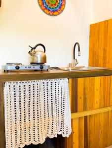 邦比尼亚斯Residencial Mãe terra的厨房柜台设有水槽和锅子