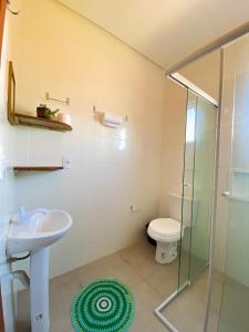 邦比尼亚斯Residencial Mãe terra的一间带水槽和卫生间的浴室