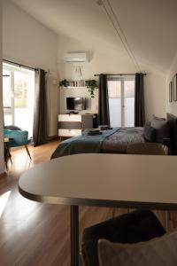 沃尔夫斯堡Ferienwohnung Neuhaus的一间卧室配有一张床和一张桌子