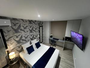 卡宴Chambre Selva的一间卧室配有一张床和壁画墙