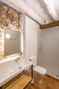 Pinell de BrayCasa Rural Boutique Ca Bolo的一间带水槽和卫生间的浴室