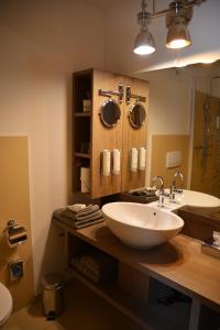 朗根塔尔朗根塔尔公园酒店的浴室设有白色水槽和镜子