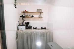 PandiHideout Airbnb的一个带水槽的厨房