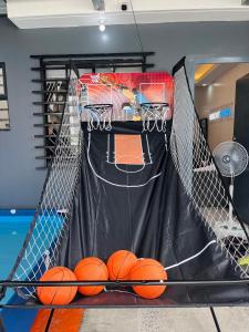 PandiHideout Airbnb的篮球架上放着橙子球