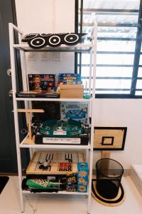 PandiHideout Airbnb的房间里的一个装满玩具和其他物品的架子