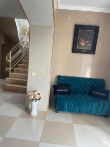 基希讷乌Diamond Hotel的楼梯间蓝色的沙发
