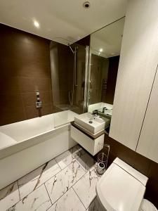 朴次茅斯Gunwharf Quays Harbour Apartments的浴室配有盥洗池、卫生间和镜子。