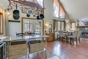 布什基尔Bushkill Vacation Rental with Community Amenities!的厨房以及带桌椅的用餐室。