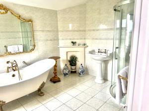 赫里福德Munstone House的带浴缸和盥洗盆的浴室