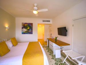卡塔赫纳拉斯美洲卡萨德普拉亚酒店的配有一张床和一台平面电视的酒店客房