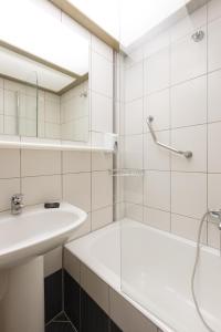 萨摩斯埃俄利斯酒店的白色的浴室设有水槽和浴缸。