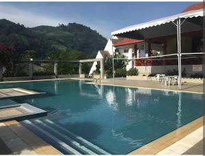 武吉丁宜Bukit Tinggi Fuchsia Hillhomes的房屋前的大型游泳池