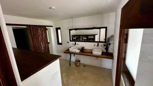 兹波利特炼金术士瑜伽Spa酒店的浴室设有水槽和墙上的镜子