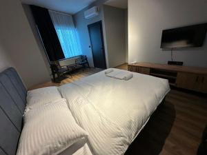 伊斯坦布尔Lucca Suites Hotel的一间卧室配有一张床和一台平面电视