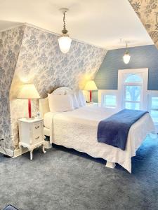 芒特普莱森特The Ginkgo Tree的一间卧室配有一张蓝色和白色壁纸的大床