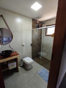 戈亚斯州上帕莱索TEMPO FLATS E HOSPEDAGEM的带淋浴、卫生间和盥洗盆的浴室