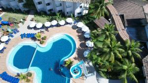 伊列乌斯艾迪亚达普拉亚酒店的享有度假村游泳池的空中景致