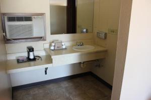 Kadoka卡多卡廉价流浪汉汽车旅馆的一间带水槽和镜子的浴室