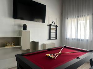 卡宴Chambre ITAYA的客房设有台球桌和电视。