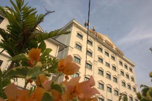 怡保园博会酒店的一座在前面有橙花的建筑