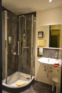 萨尔茨堡布鲁诺尔公园酒店的带淋浴和盥洗盆的浴室