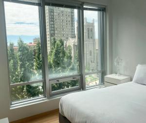 温哥华District West的卧室设有大窗户,享有城市美景