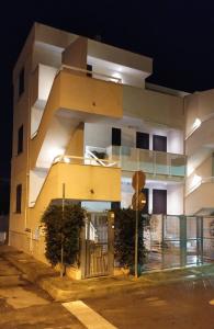 切萨雷奥港La Vela Apartaments - Porto Cesareo的建筑的一侧有楼梯