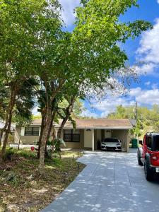 达尼亚滩Beautiful 3 Bedroom house in Dania Beach! Hot Tub and Great Location!的停在房子前面的汽车