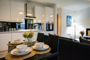 UphollandOrrell Stay Two-Bedroom with free Parking的厨房以及带桌椅的用餐室。