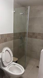 奥塔瓦洛Kimsa Wasi III的一间带卫生间和玻璃淋浴间的浴室