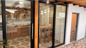 奥塔瓦洛Kimsa Wasi III的厨房设有滑动玻璃门和柜台