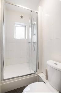 伦敦Hatton Homes - Thackeray Avenue的带淋浴和卫生间的白色浴室