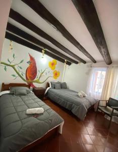 莱瓦镇Beija Flor Hostel的墙上壁画的房间里设有两张床
